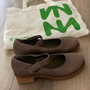 Full leather, comfortable sole, excellent quality!